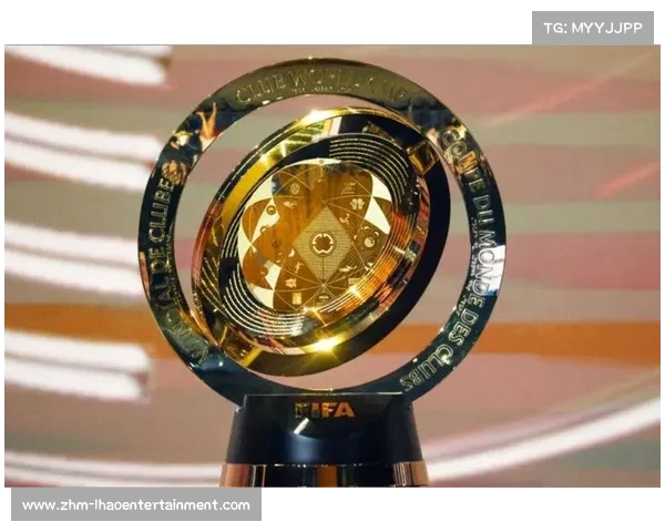 国际足联世俱杯奖杯首次亮相渝中 引领足球热潮再掀高潮