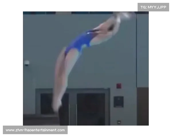 全红婵训练时空翻慢动作展现绝佳核心与滞空技巧的精彩瞬间