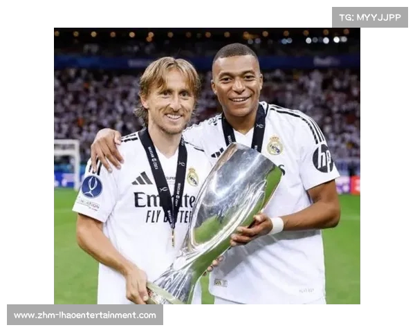 魔笛告别皇马聚焦与阿隆索亲吻送别的感人瞬间 魔笛告别皇马聚焦与阿隆索亲吻送别的感人瞬间